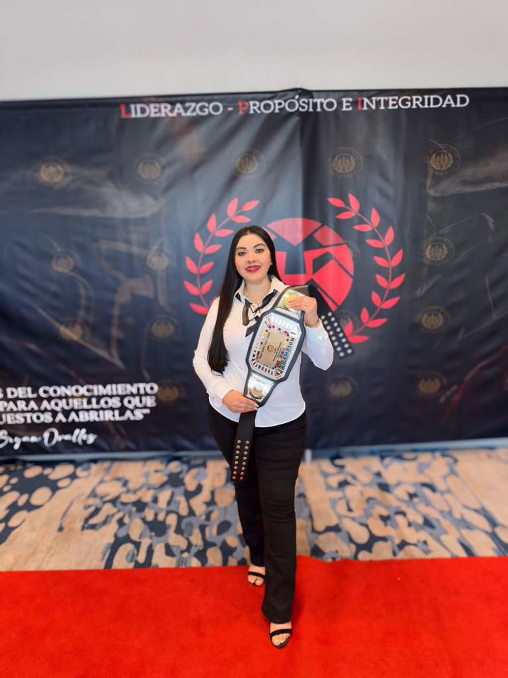 Johanna Sánchez recibiendo un reconocimiento de liderazgo